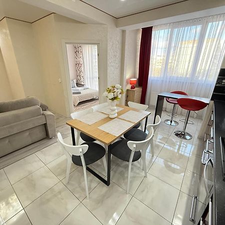 Cozy Two Bedroom Large Apartment تشيسيناو المظهر الخارجي الصورة