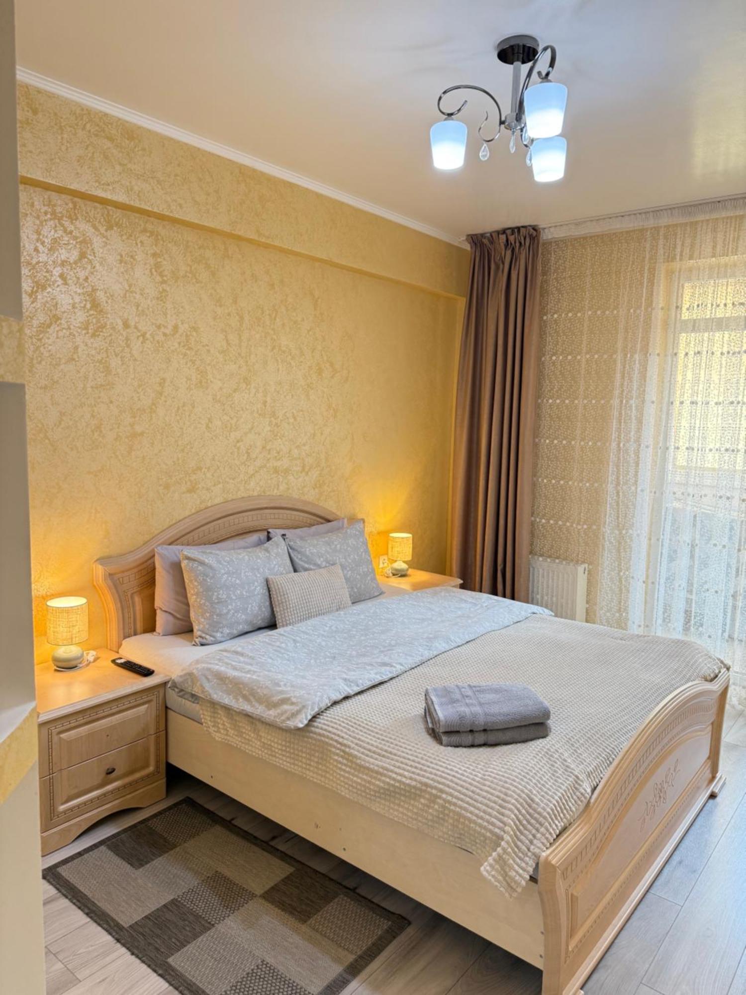 Cozy Two Bedroom Large Apartment تشيسيناو المظهر الخارجي الصورة