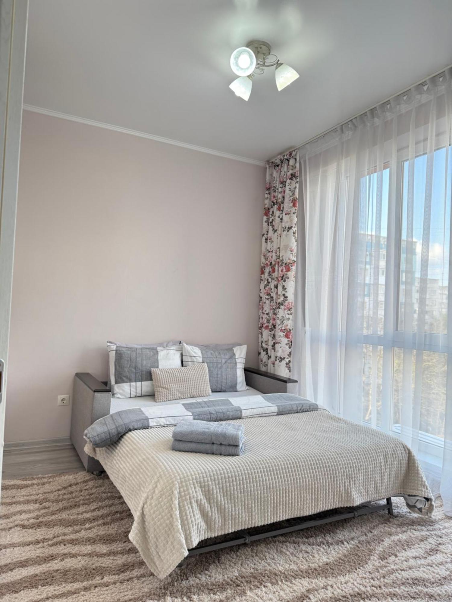 Cozy Two Bedroom Large Apartment تشيسيناو المظهر الخارجي الصورة