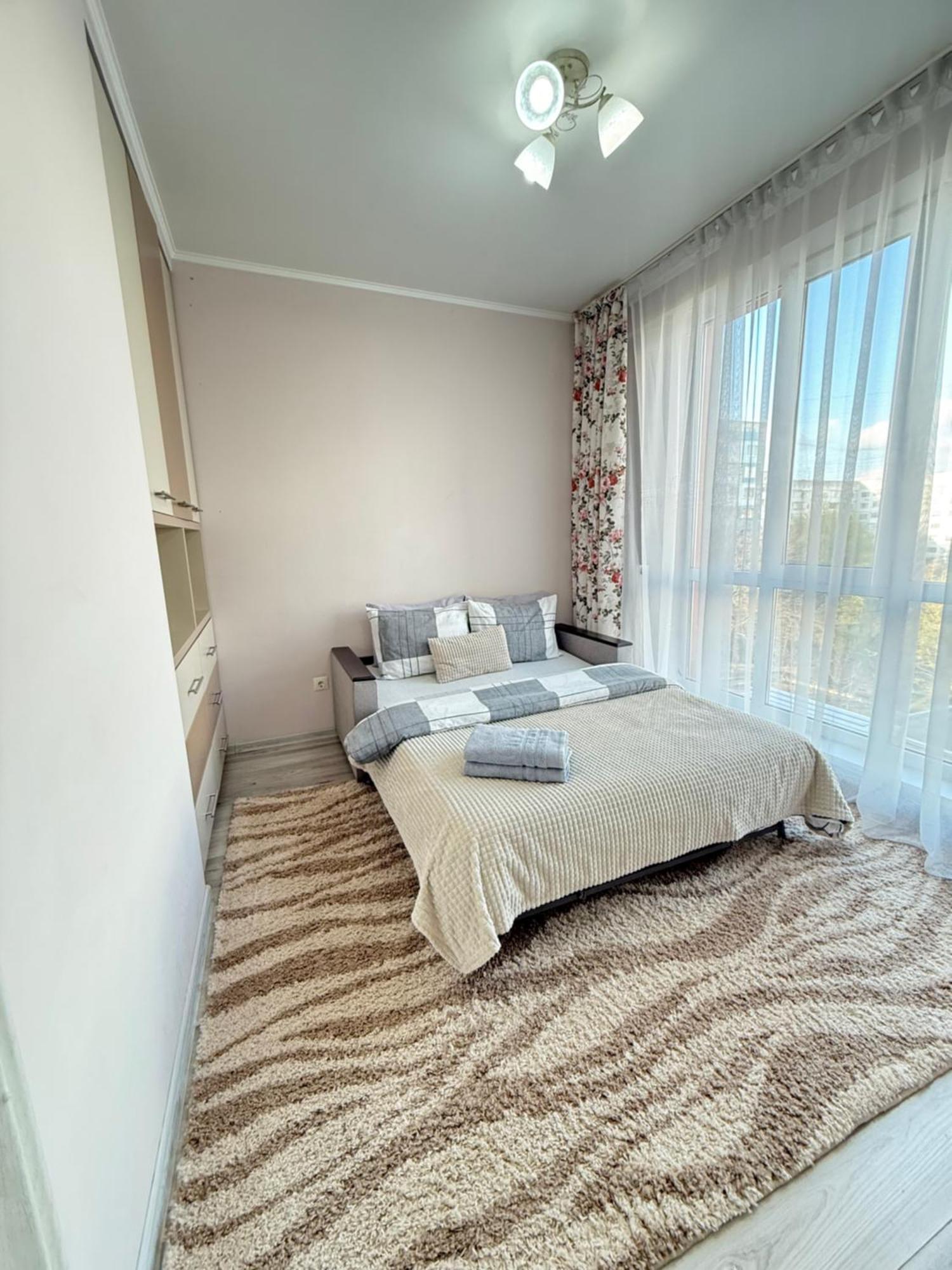 Cozy Two Bedroom Large Apartment تشيسيناو المظهر الخارجي الصورة