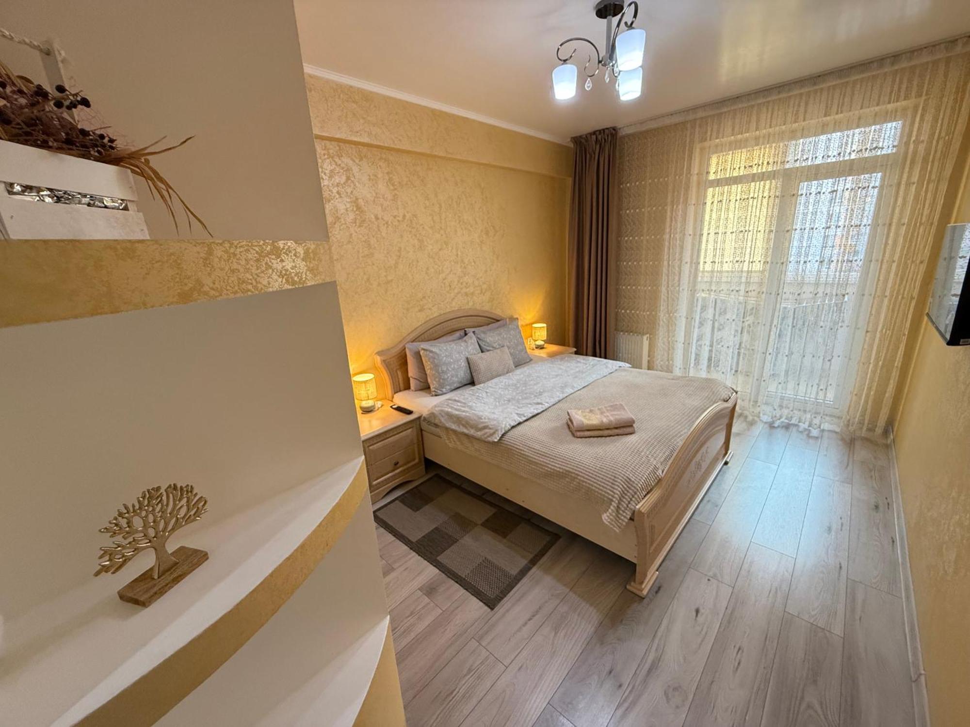 Cozy Two Bedroom Large Apartment تشيسيناو المظهر الخارجي الصورة