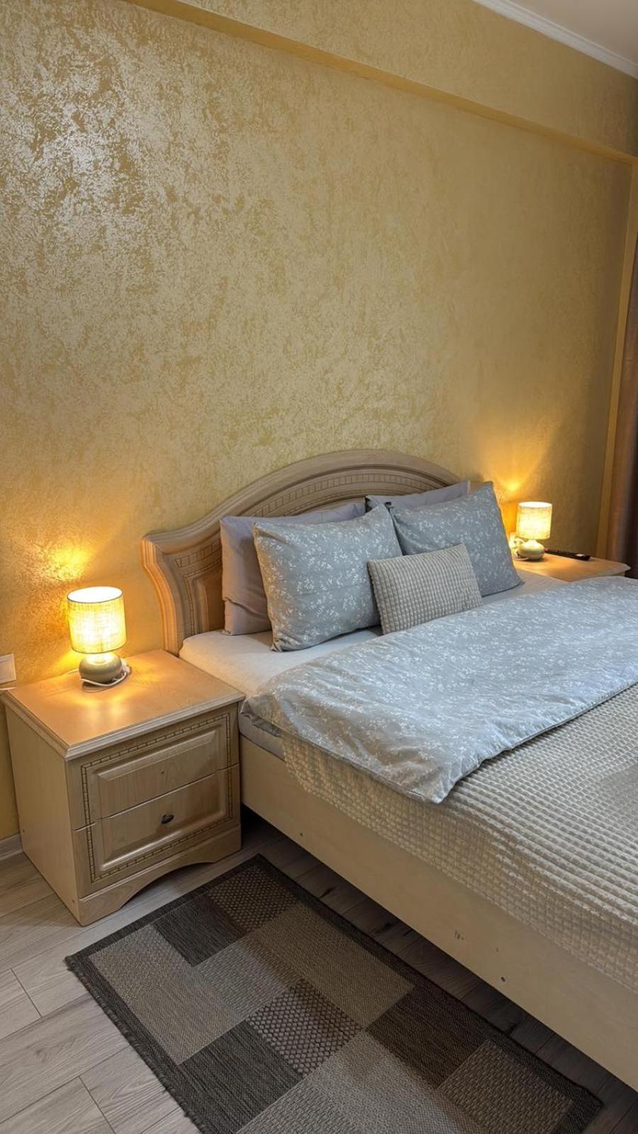 Cozy Two Bedroom Large Apartment تشيسيناو المظهر الخارجي الصورة