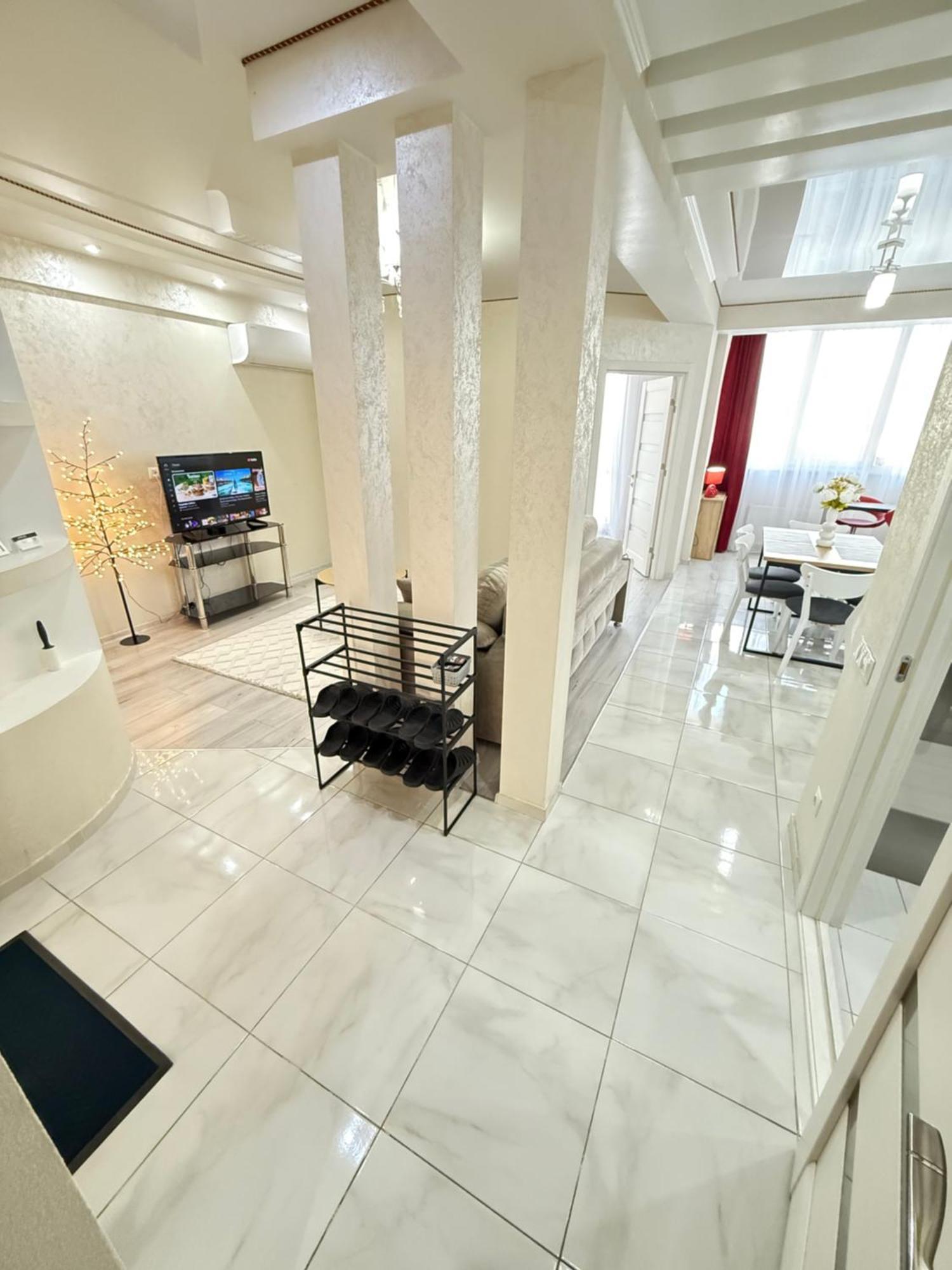 Cozy Two Bedroom Large Apartment تشيسيناو المظهر الخارجي الصورة